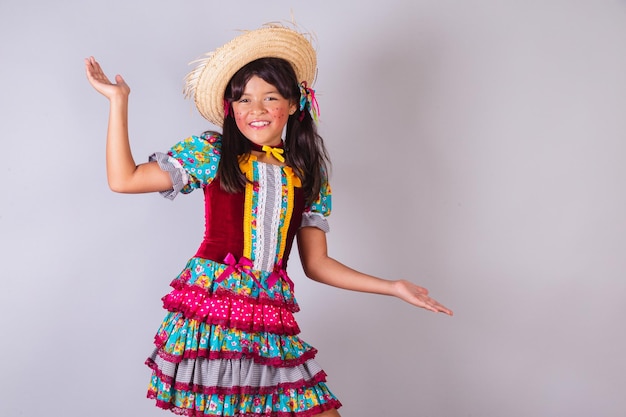 Menina brasileira com roupas de festa junina bem-vinda