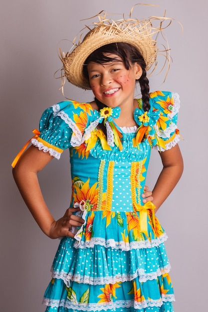 Foto menina brasileira com roupas de festa junina retrato vertical de meio corpo