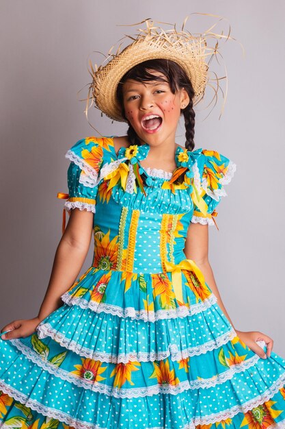 Foto menina brasileira com roupas de festa junina retrato vertical de meio corpo