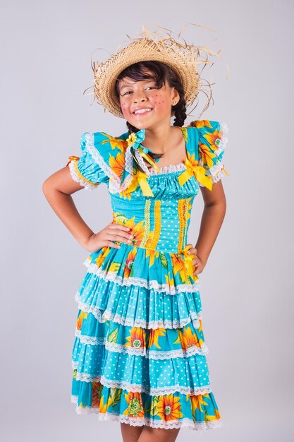 Foto menina brasileira com roupas de festa junina retrato vertical de meio corpo