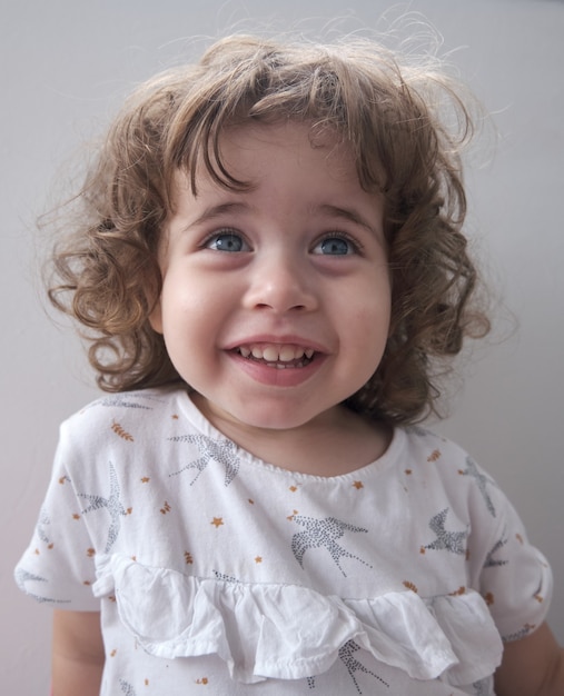 Menina brasileira fazendo uma careta para a câmera.