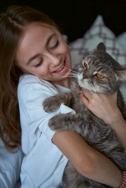 menina brinca com um gato