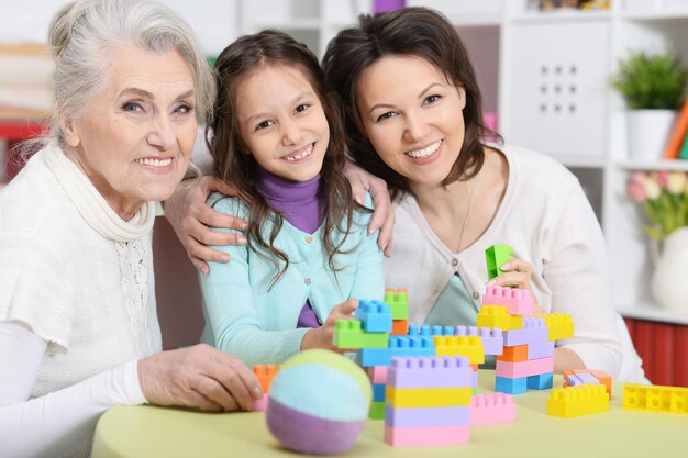 Menina brincando com a mãe e a avó