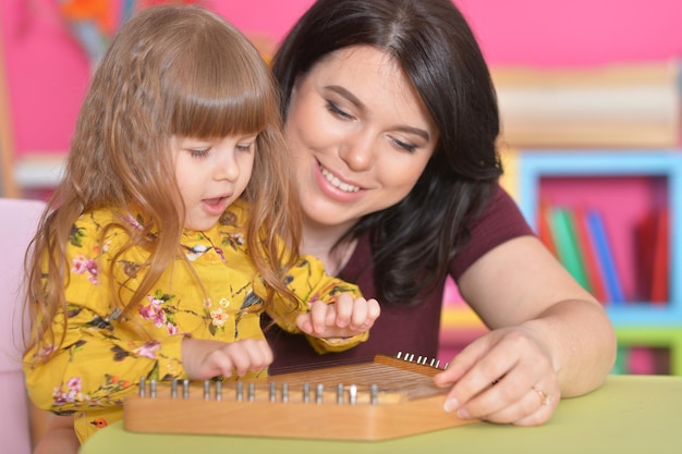 Menina brincando com a mãe em casa