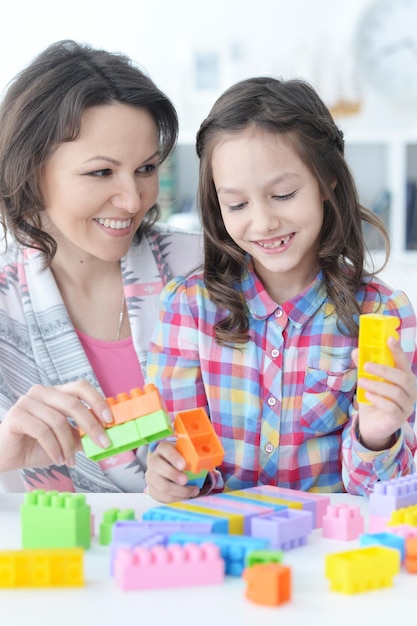 Menina brincando com a mãe