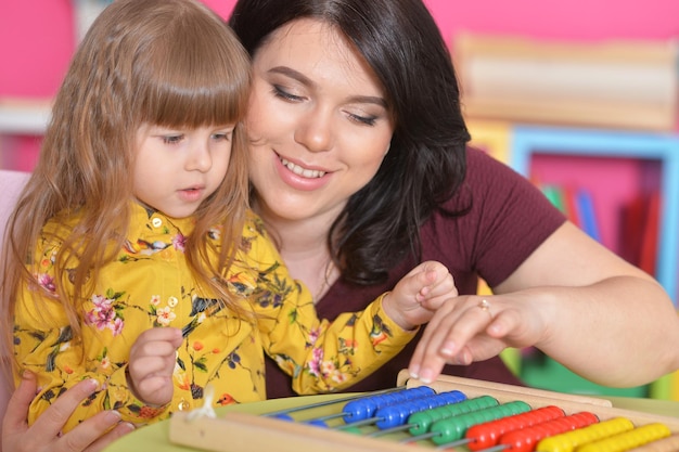 Menina brincando com a mãe