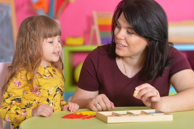 Menina brincando com a mãe