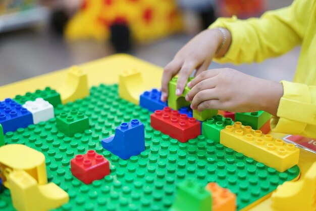 Foto menina brincando com blocos de brinquedo