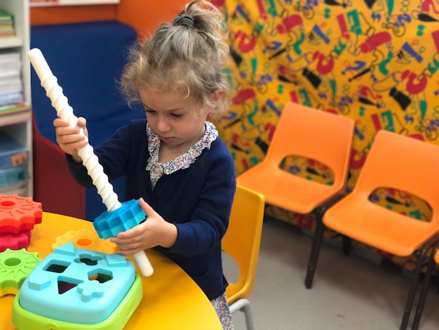 Menina brincando com brinquedo em casa
