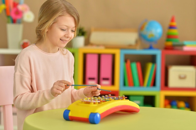 Menina brincando com brinquedo musical