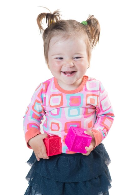 Menina brincando com cubos coloridos em um fundo branco