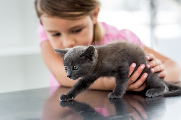 Menina brincando com gatinho