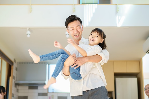 Menina brincando com o pai na sala