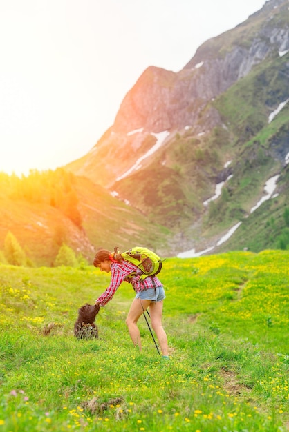 Menina brincando com seu cachorro