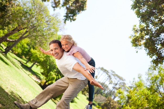 Menina brincando com seu pai no parque