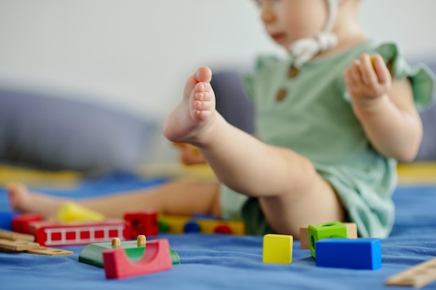 Menina brincando com tijolos de madeira