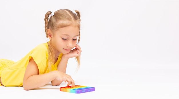 Menina brincando com um brinquedo sensorial da moda pop