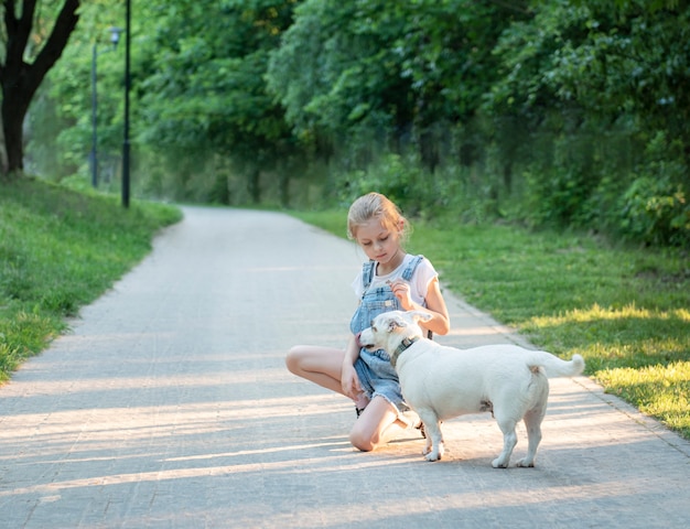 Menina brincando com um cachorro da raça jack russell terrier