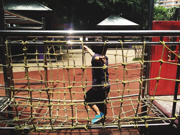 Menina brincando de corda no playground