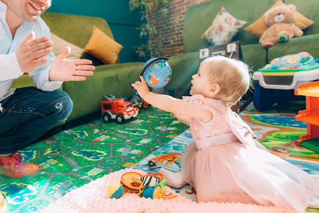 Menina brincando dentro da casa de brinquedos educacional