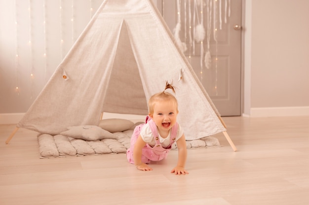 Menina brincando no berçário