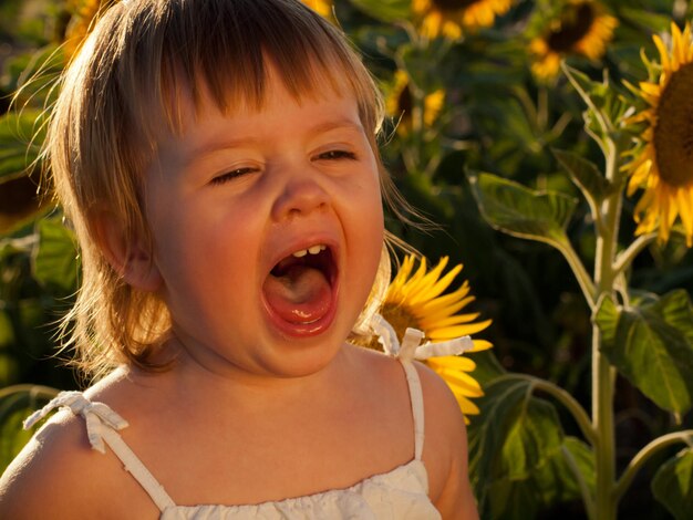 Menina brincando no campo de girassol.