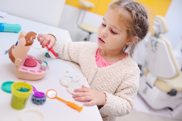 Menina brincando no dentista