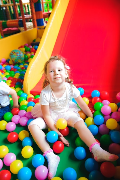 Menina brincando no parquinho, no labirinto infantil.