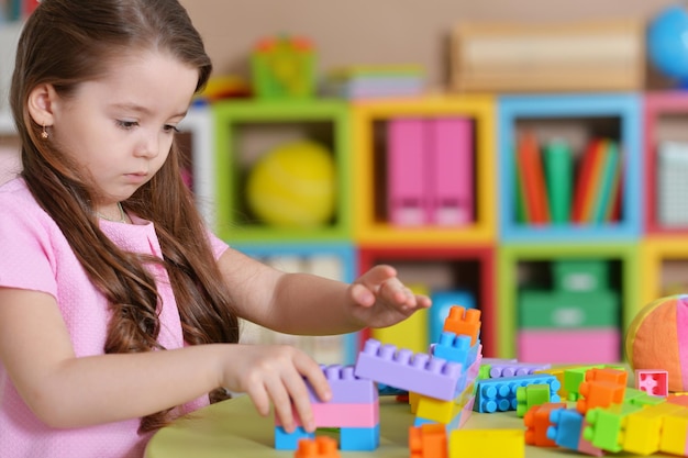 Menina brincando no quarto