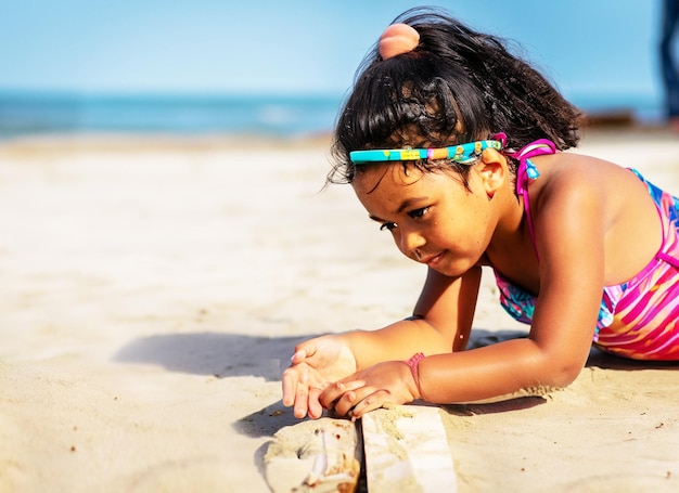 menina brincar na praia