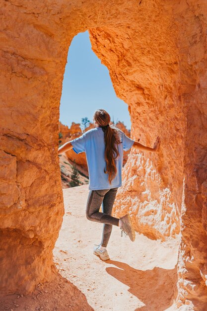 Menina caminhante em Bryce Canyon caminhando relaxando olhando para uma vista incrível durante a caminhada em viagens de verão no Bryce Canyon National Park Utah Estados Unidos