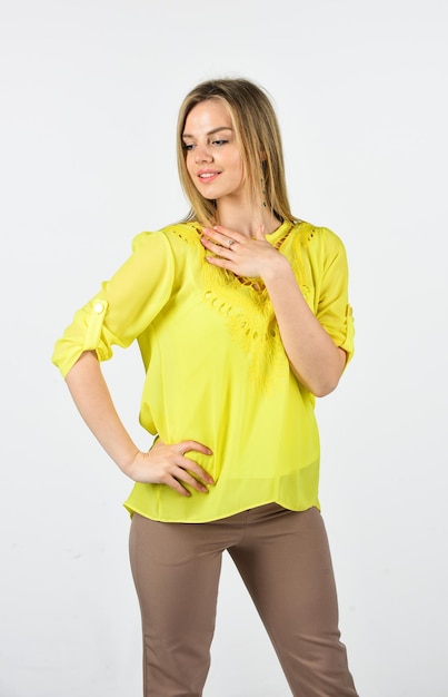 Menina camisa amarela blusa roupas de verão conceito de mulher sonhadora