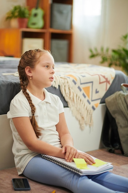 Menina cansada depois de fazer lição de casa s