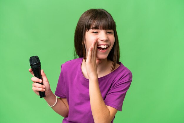 Menina cantora pegando um microfone sobre fundo isolado sussurrando algo