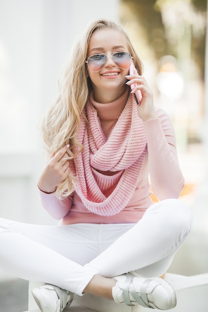 Menina casual, falando no celular no parque. jovem atraente, conversando com seus amigos pelo celular.