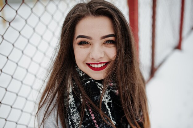 Menina casual morena em cachecol no inverno na rua.