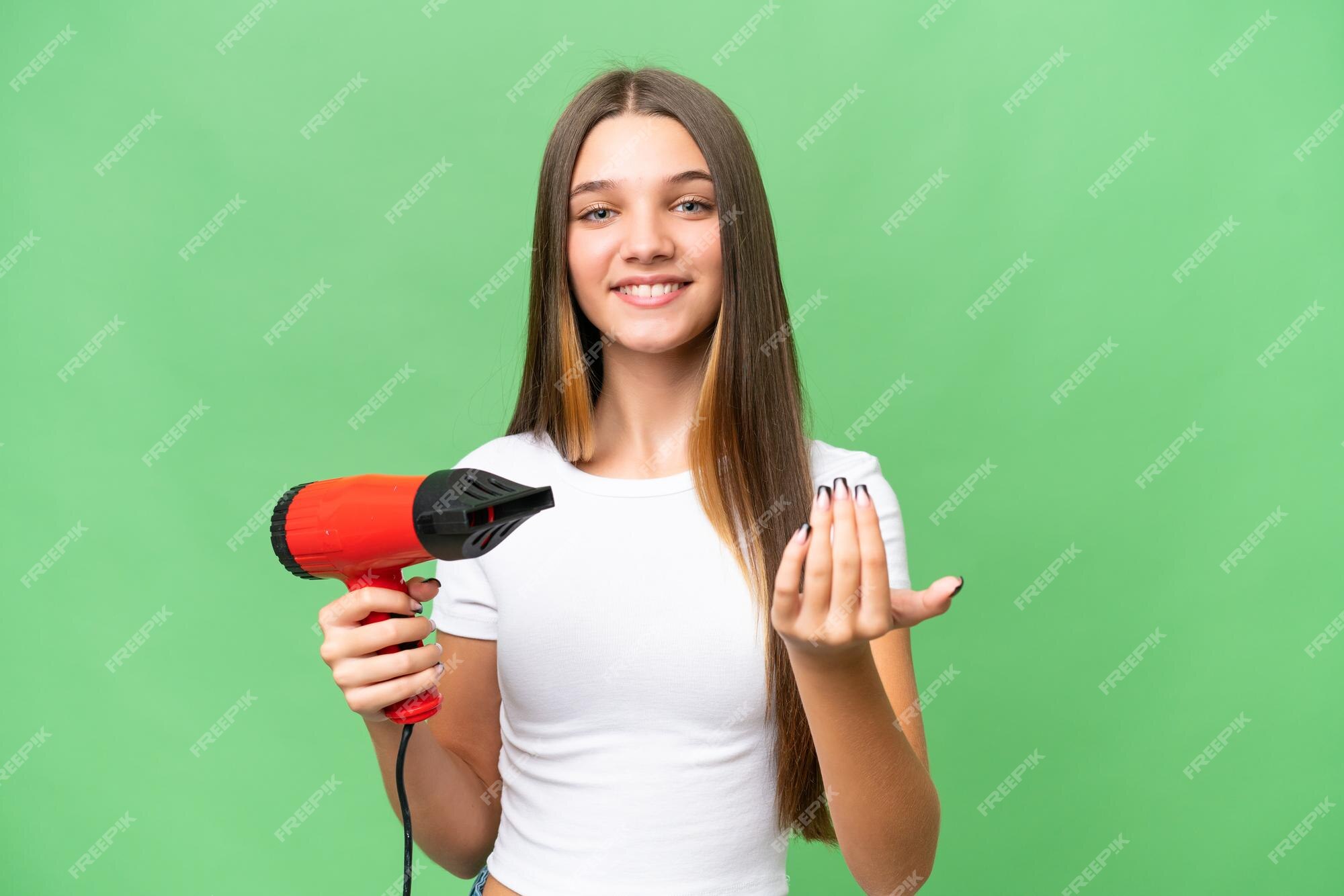 Mão segurando o secador de cabelo isolado no fundo branco