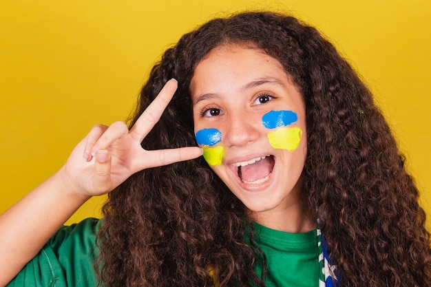 Menina caucasiana brasileira fã de futebol closeup foto divertida expressão facial selfie careta Copa do Mundo Jogos Olímpicos