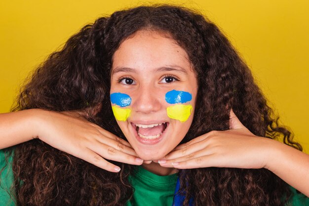 Menina caucasiana brasileira fã de futebol closeup foto divertida expressão facial selfie careta Copa do Mundo Jogos Olímpicos