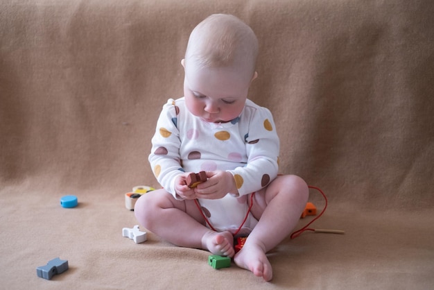 Menina caucasiana de 8 meses brincando com brinquedo em casa
