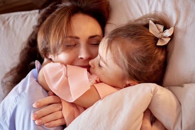 Menina caucasiana divirta-se com a mãe Feliz conceito de natal em família