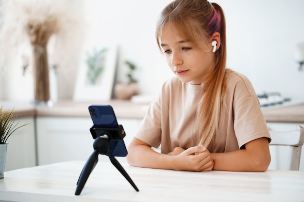 Menina caucasiana fazendo uma videochamada no celular