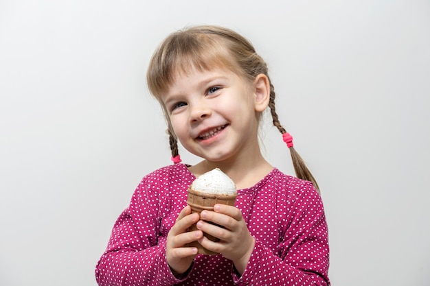 Menina caucasiana feliz comendo sorvete.