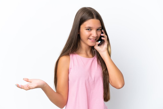 Menina caucasiana isolada em fundo branco, mantendo uma conversa com o celular com alguém