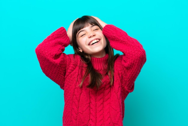 Menina caucasiana isolada em um fundo azul rindo