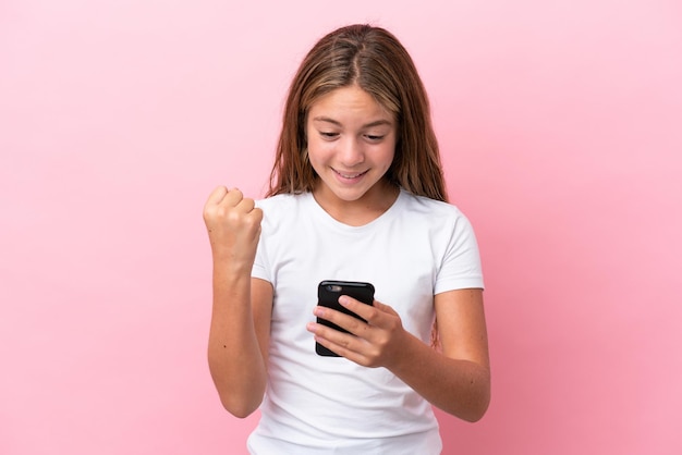 Menina caucasiana isolada em um fundo rosa surpresa e enviando uma mensagem