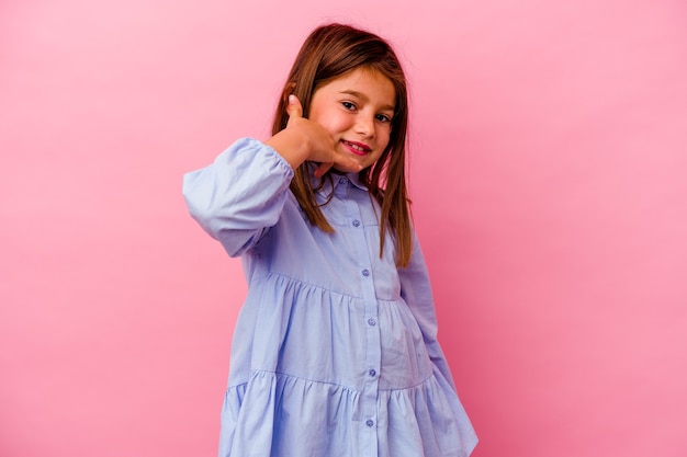 Menina caucasiana isolada na rosa, mostrando um gesto de chamada de telefone móvel com os dedos.