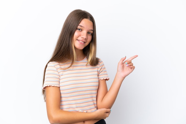 Menina caucasiana isolada no fundo branco apontando o dedo para o lado