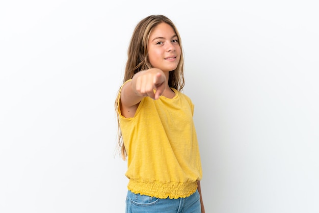 Menina caucasiana isolada no fundo branco, apontando para a frente com expressão feliz