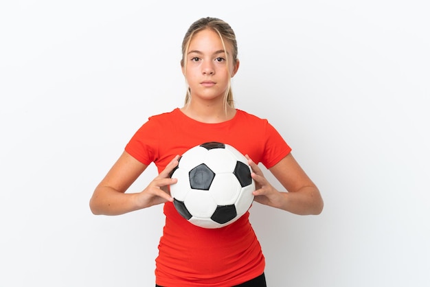 Menina caucasiana isolada no fundo branco com bola de futebol